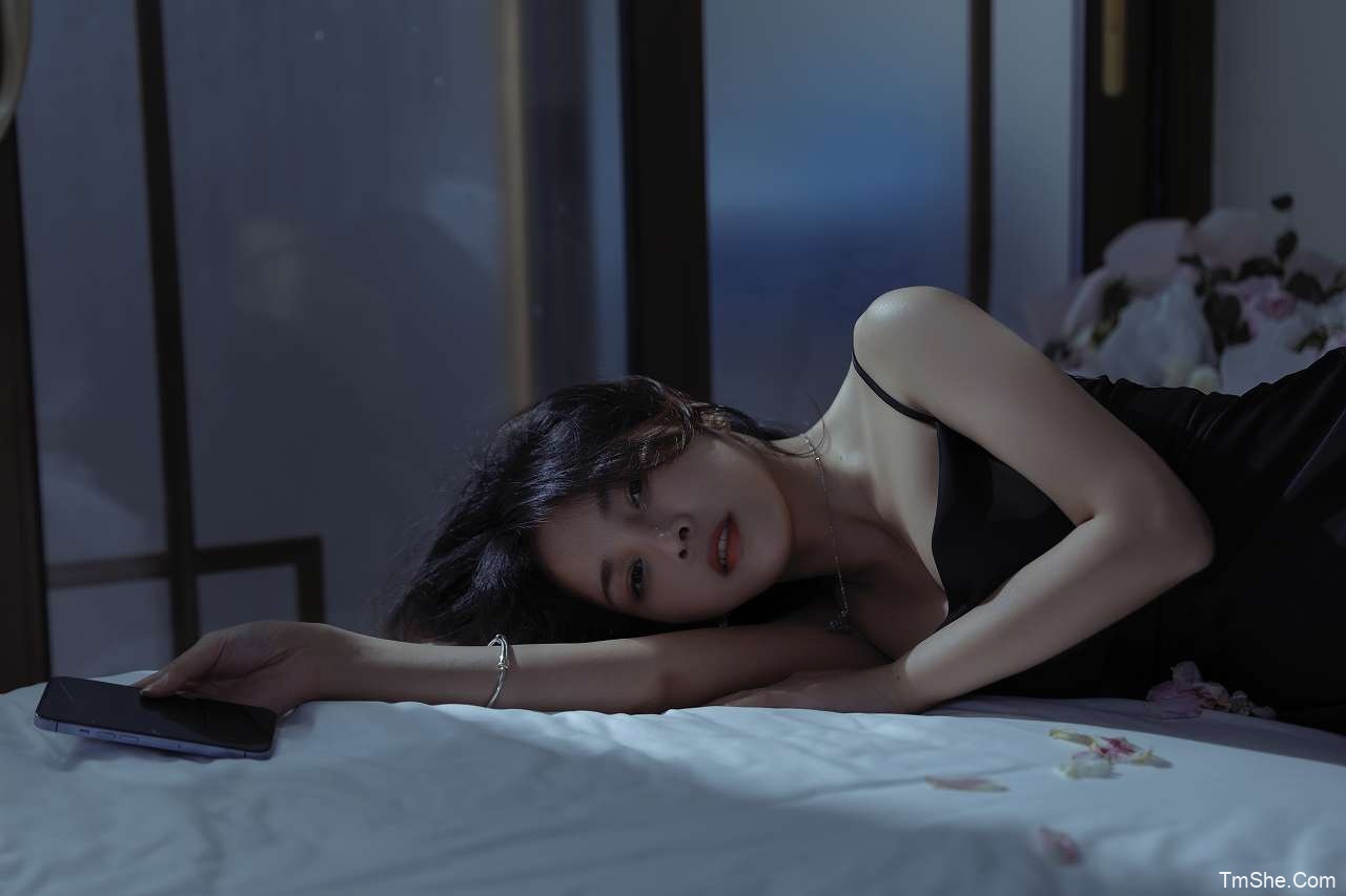 「苏嫣嫣阿姨」摄影素材 – 情绪黑色连衣裙(31P/507MB)