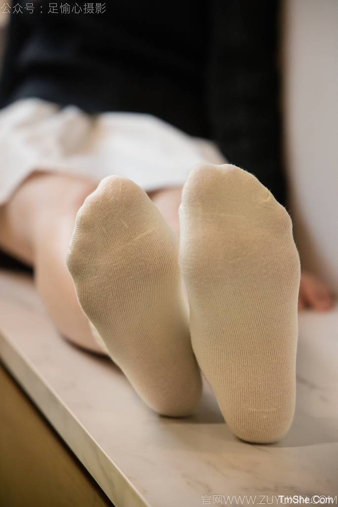 「足愉心」鹿鹿（搭配：黑色毛衣、白色短裙、洞洞鞋、白色棉袜、裸足）(110P/2V/11.77GB)-图萌社