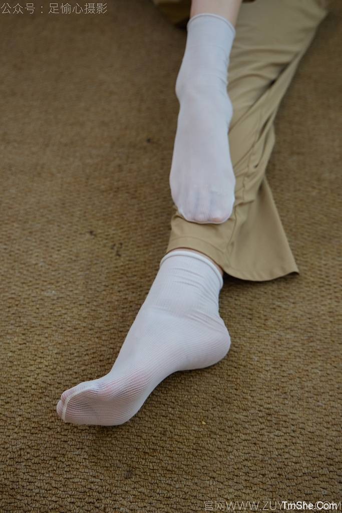 「足愉心」沐晴（搭配：白色吊带、棕色长裤、白色丝袜、运动鞋、裸足）(115P/2V/13.97GB)-图萌社