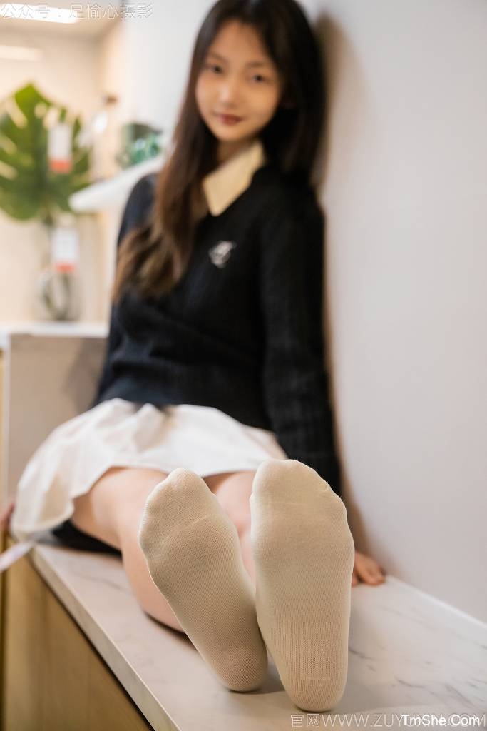 「足愉心」鹿鹿（搭配：黑色毛衣、白色短裙、洞洞鞋、白色棉袜、裸足）(110P/2V/11.77GB)-图萌社